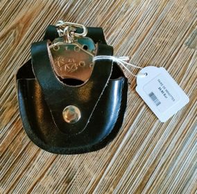 PAIRE DE MENOTTES CASQUE + ÉTUI CEINTURE CUIR