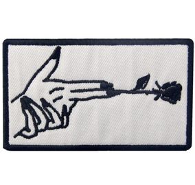 Patch brodé en forme de Finger Gun et fleur