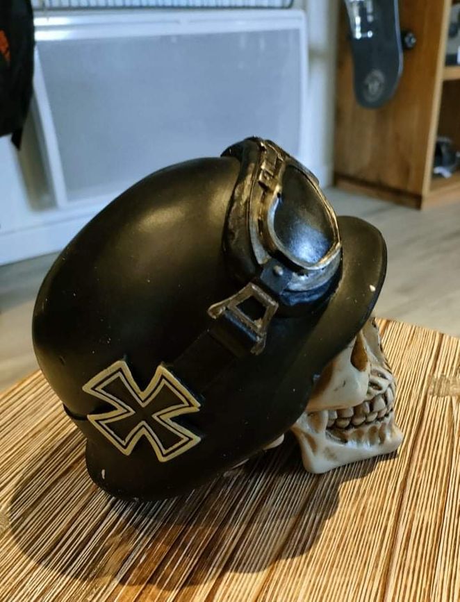 FIGURINE TÊTE DE MORT CASQUE ALLEMAND CROIX DE MALTE